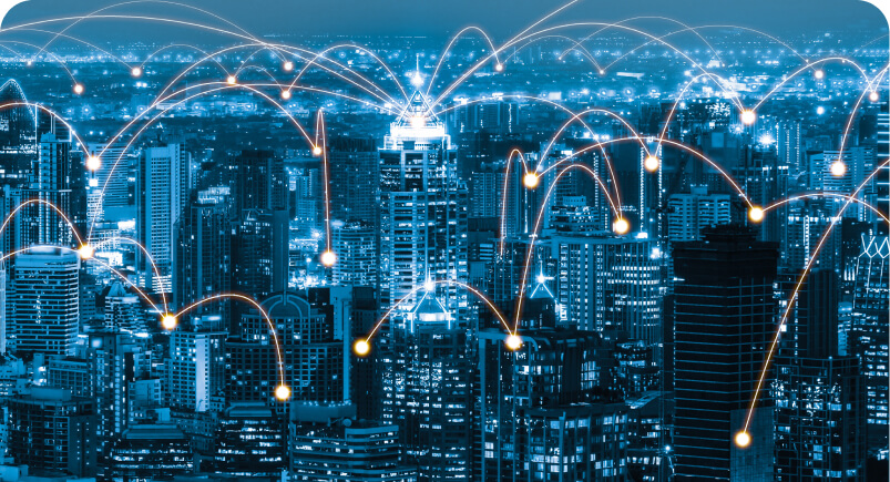 Digital vernetzte Stadt bei Nacht mit leuchtenden Datenverbindungen