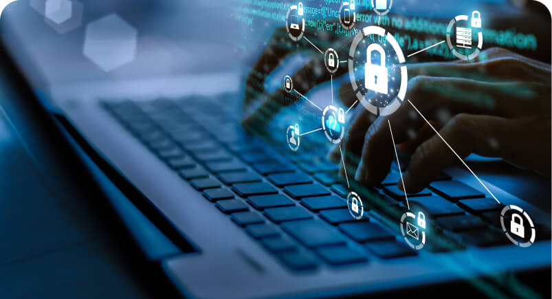 Hände tippen auf einer Laptop-Tastatur, umgeben von digitalen Sicherheitssymbolen und einem zentralen Schloss-Symbol