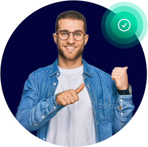 Un homme avec des lunettes et une veste en jean lève la main pour le signe OK. Un homme avec des lunettes et une veste en jean lève la main pour le signe OK.