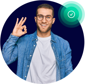 Un homme avec des lunettes et une veste en jean lève la main pour le signe OK. Un homme avec des lunettes et une veste en jean lève la main pour le signe OK.