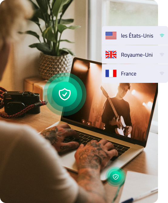 FR_Diffuser du contenu indisponible avec Ghosty VPN 45 Personne utilisant un ordinateur portable avec un clip musical et des symboles de protection VPN à un bureau.